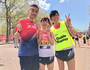 写真：レース後の青木選手と伴走を勤めた浮津さん、山口さん。