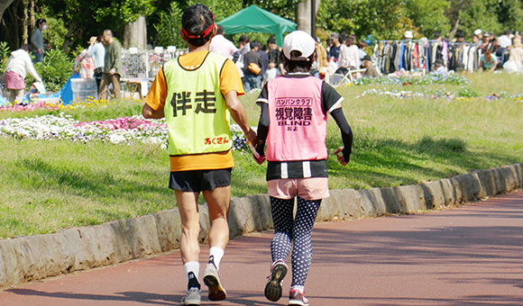 写真：伴走者と2ショットでの後姿