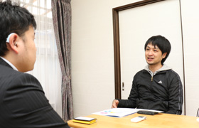 写真：ゆうゆうゆう編集部員が秋葉さんにインタビューをしている様子