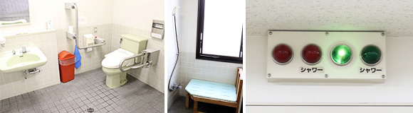 写真：手すりつきのトイレとシャワー、車いすトイレ表示ランプの様子。
