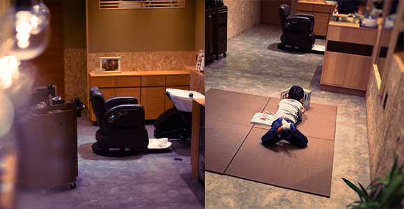 写真：左がセットチェア、右ばバリアフリースペースの畳の上で絵本を読んでいる子供の様子