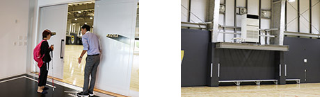 写真：左側の写真はアリーナに入るときのスライド式扉、右側の写真はアリーナに設置している大型の空調機