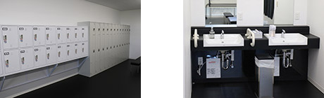 写真：左の写真はロッカールームのサイズ違いのロッカー、右の写真は洗面台がは2個並んでいる模様