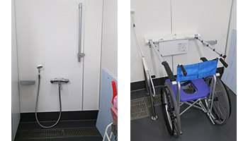 写真：左の写真はシャワーの高さの調整が出来るシャワー、右側の写真は車いすに乗ったままシャワーを浴びることが出来るシャワー