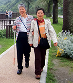画像：視覚障がい者に肩を貸し一緒に歩いているサポーター