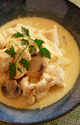 写真：丸いお皿に煮込み料理の「鶏むね肉のフリカッセーア」が盛りつけられトッピングにパセリを飾り付けている