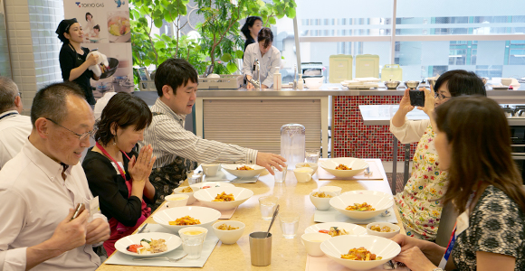 写真：ゆうゆうゆう編集部員が料理を前に手を合わせていただきますをしている様子