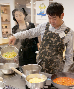 写真：ゆうゆうゆう編集部員がパスタの湯切りをしている様子