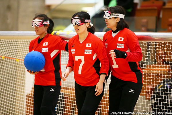 写真：女子選手3名がゴール前でボールを持ち作戦を練っている様子