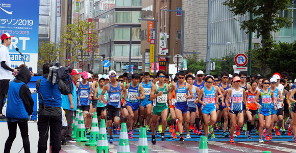 写真：北海道マラソンのスタート地点でランナーが待っている様子