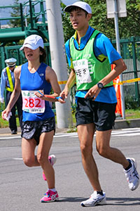 写真：青木選手が伴走者と一緒に走っている様子