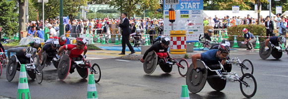 写真：車いすランナーがスタートした様子