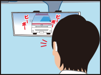 イラスト：補聴器をしている聴覚障がいの男性がバックミラー越しに救急車が近づいていることを察知している