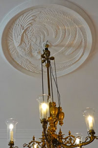 写真：証明を吊るしている天井飾りに鳳凰が彫られている様子