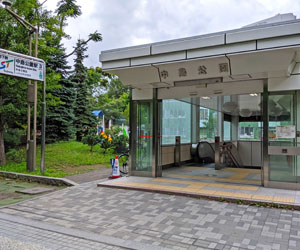 写真：地下鉄南北線「中島公園」駅を正面から撮った写真