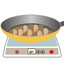 イラスト：調味料と玉ねぎをフライパンに入れて強めの中火にかける様子