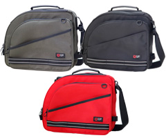 写真：黒、赤、カーキの3つのバッグ