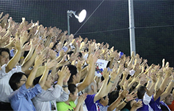 写真：観客が手を上げて応援している模様