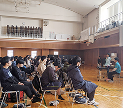 写真：青木選手が講演をしている様子