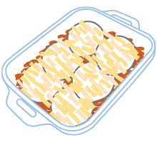 イラスト：耐熱皿に食材が順番に並べられ、最後にチーズをばらまいている様子