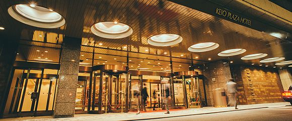 写真：夜の京王プラザホテル玄関