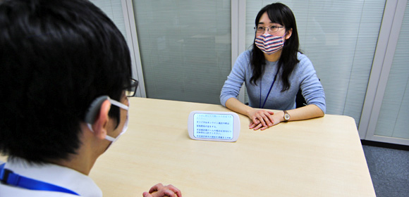 写真：聴覚障がいの社員がタブレットmimiを使用して打合せに参加している様子