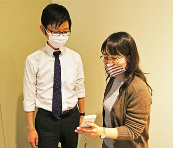 写真：聴覚障がいの社員がポケトークmimiを使用して雑談している様子