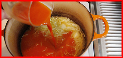 イラスト：お鍋ににんにくと玉ねぎをオリーブオイルで熱している所に【調味料】を加えている様子