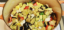 写真：取り出したナスをもう一度鍋に入れ、他の野菜と一緒に炒めている
