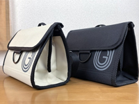 写真：ブラック、アイボリーの2種類のバッグ