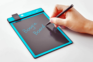 写真：縁が青色のブギーボードに「Boogie Board」と書いている