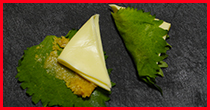 写真：大葉に味噌をぬりチーズを挟みこんでいる