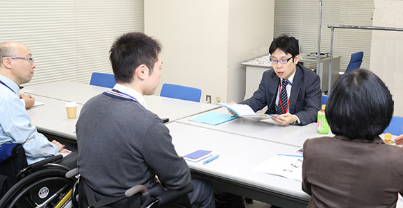 写真：国土交通省総合政策局の企画専門官、原田さんにインタビューしている様子