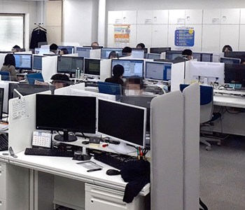 写真：オフィス写真　NTT西日本ルセントのオフィスで働く社員の様子