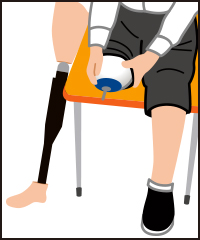 イラスト：椅子に座り、右足に義足を装着している