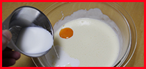 写真：ボウルに牛乳と卵黄を入れている