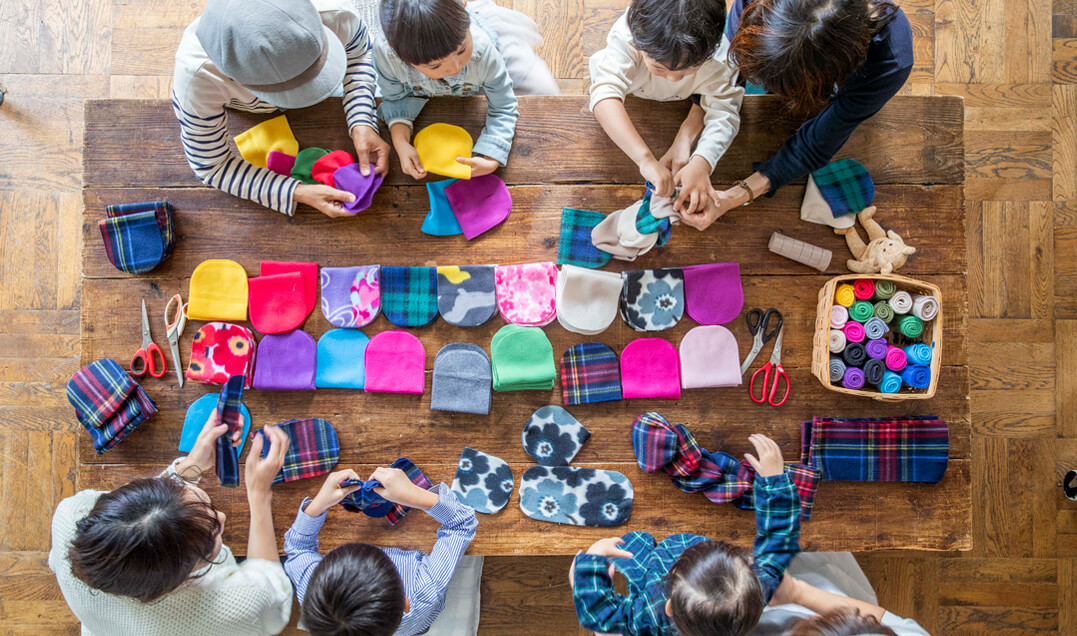 写真：親子がマフラーを作っている様子を撮った上空写真