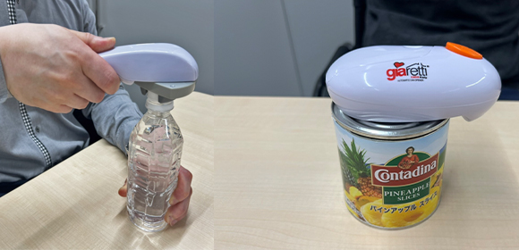 写真：ゆうゆうゆう編集部が自動ペットボトルオープナーと自動らくらく缶オープナーを使っているところ