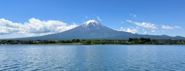 写真：青空をバックにした富士山と河口湖