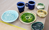 写真：大人の陶芸体験で作れる皿やマグカップ類