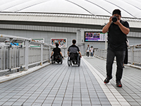 写真：カメラマンがカメラマンを撮っているところ