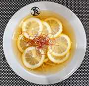 画像：スープが透き通ったレモンラーメン