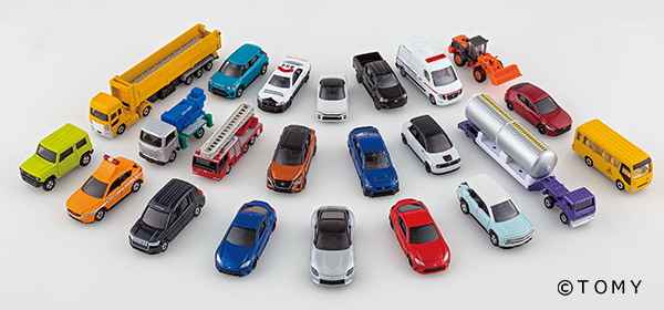 写真：車のおもちゃが並んでいる