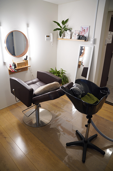 写真：カット用の椅子と洗髪台