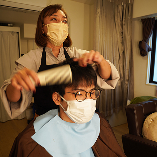 写真：編集部員と美容師