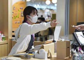 写真：接客をするアサノさん