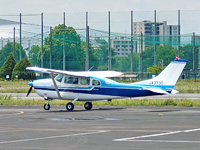 写真：着陸した小型のプロペラ機