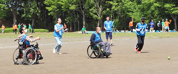 写真：打球に当たろうとする2名の車いすユーザの内野手