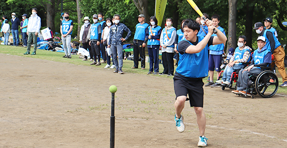 写真：1本足打法でボールを狙い構えている