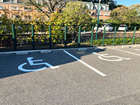 写真：5台分の身障者スペースに2台分の車が停まっている。